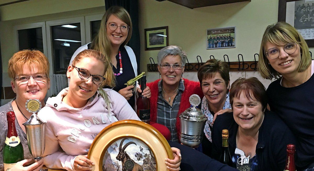 Gewinnerinnen: Sonja Wegmeyer (v.l.), Berit Volkmer, Tanja Korth, Ute Pieper, Angela Meinecke, Andrea Fromhage und Kathrin Sölter. Foto: Damenkompanie Wahrenholz