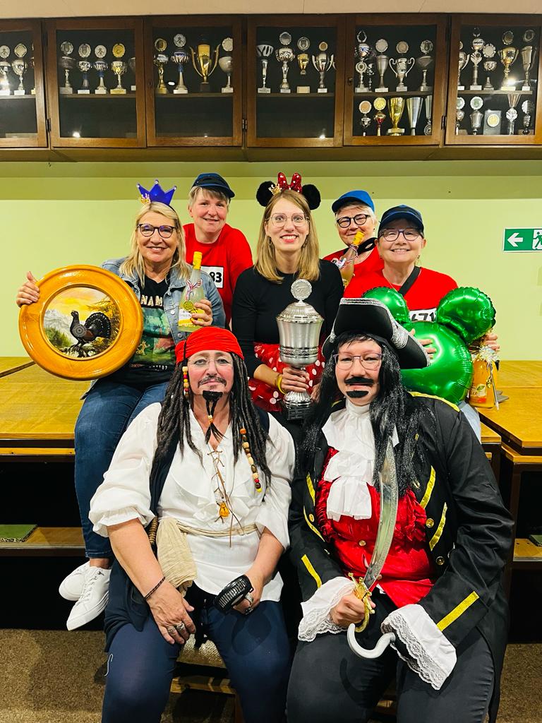 Foto der Siegerehrung: v. V.l.: Ute Camehl, Ivonne Brennecke Mitte Links: Claudia Klasing, Katrin Sölter, Bettina Beinhorn Hinten: Anna-Lena Kornblum und Anette Pliefke