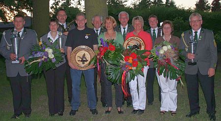 Ehrenscheiben und Pokale gab´s zum Ausklang des Wahrenholzer Schützenfestes: Die Damen wetteiferten mit den Männern.