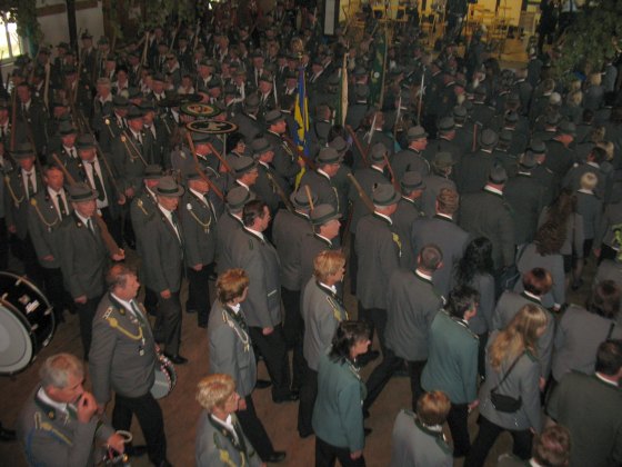 Bataillonseinmarsch auf dem Schützensaal am Freitag Bataillonseinmarsch auf dem Schützensaal am Freitag